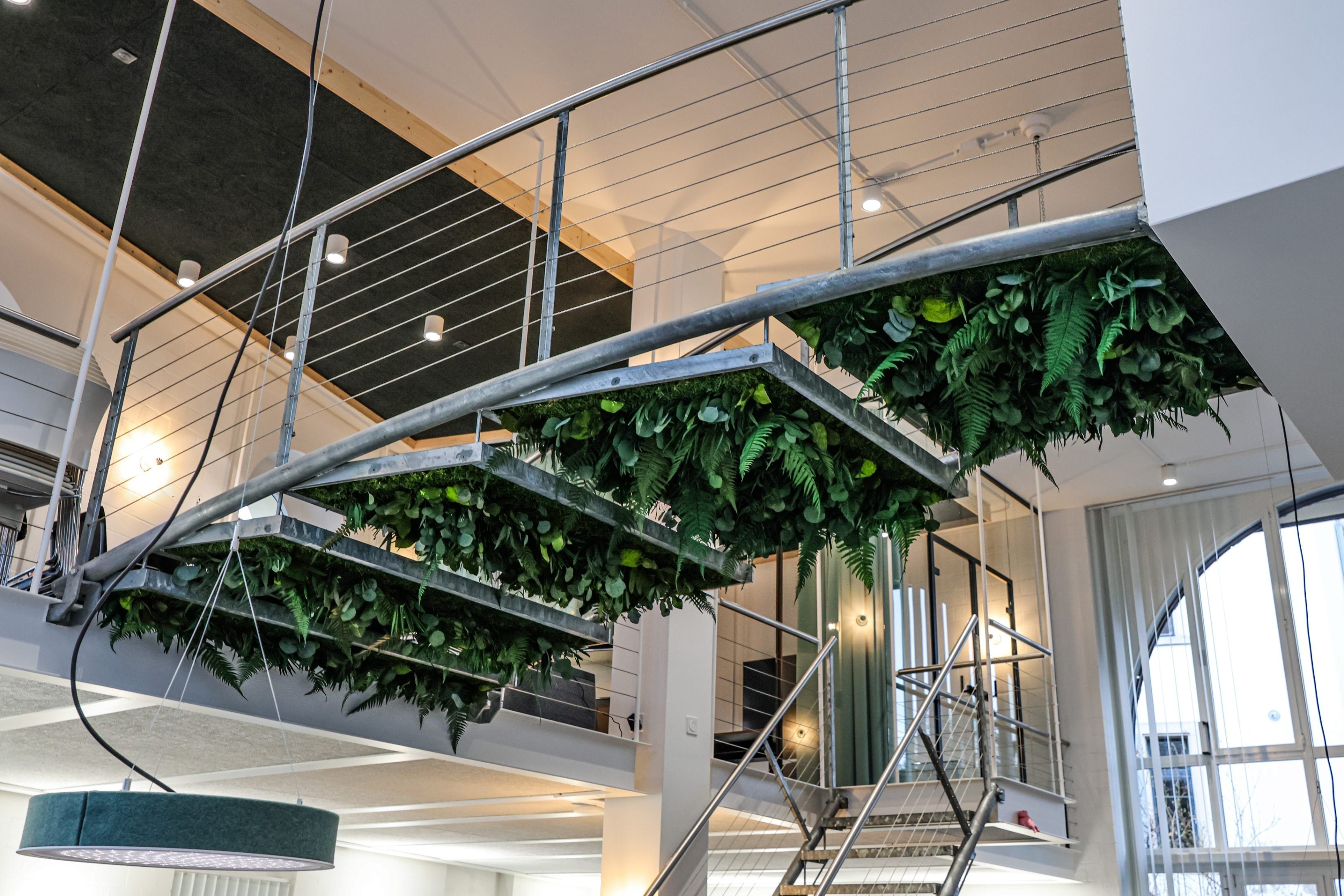 Deckenfelder aus Dschungelmoos unter Treppenbrücke