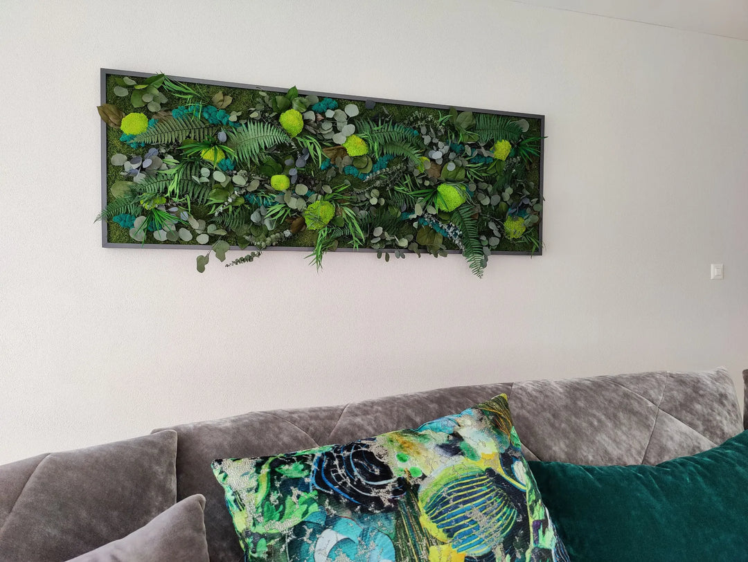  Feature Bild: Dschungelmoosbild mit anthrazitgrauem Rahmen in Wohnzimmer bei Privatkunde