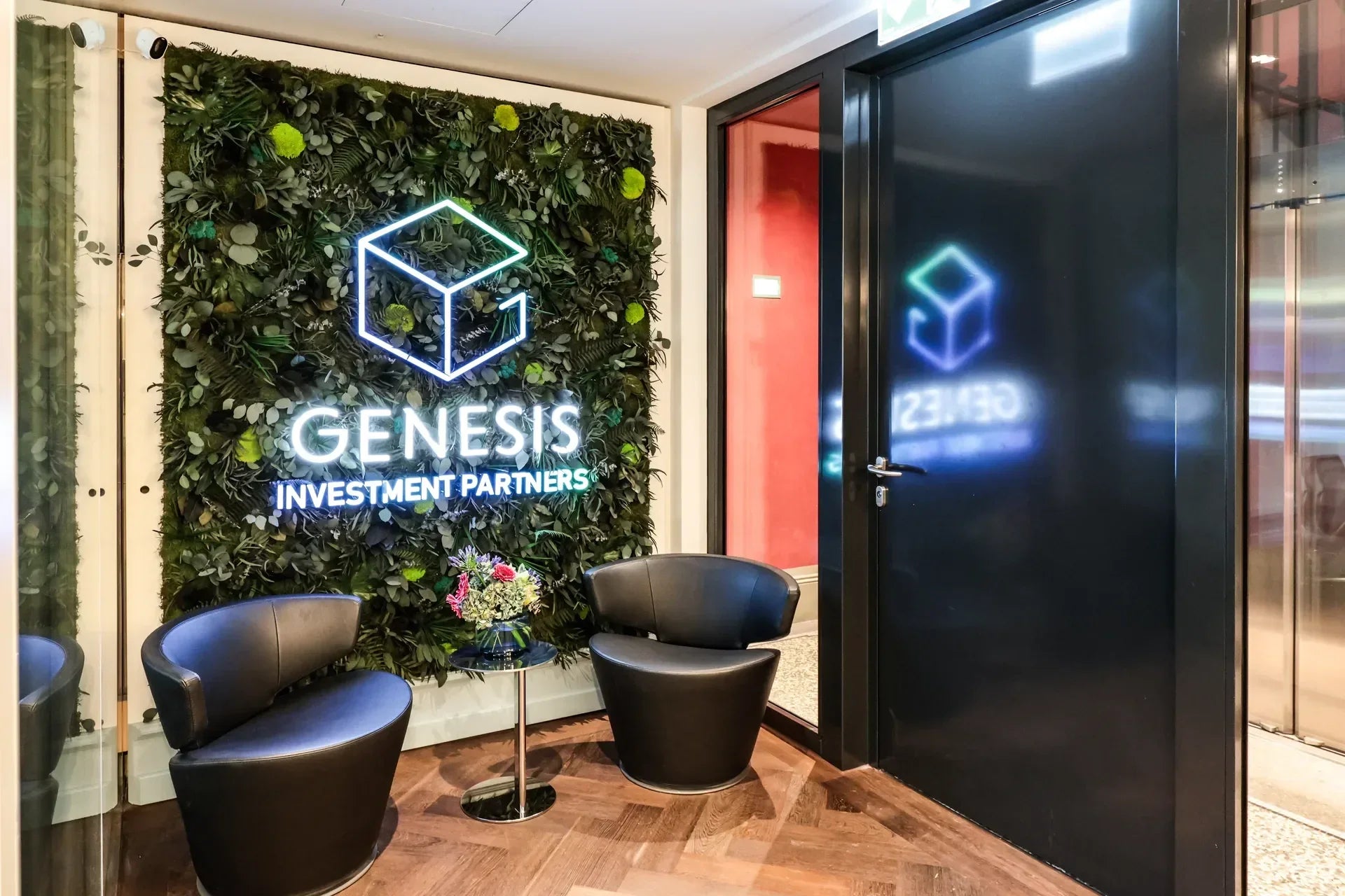 Dschungelmooswand mit NEON Logo im Eingangsbereich