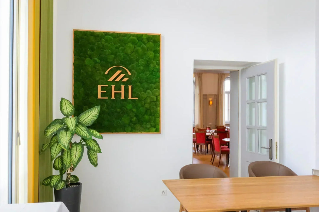 Kugelmoosbild mit Logo in Restaurant