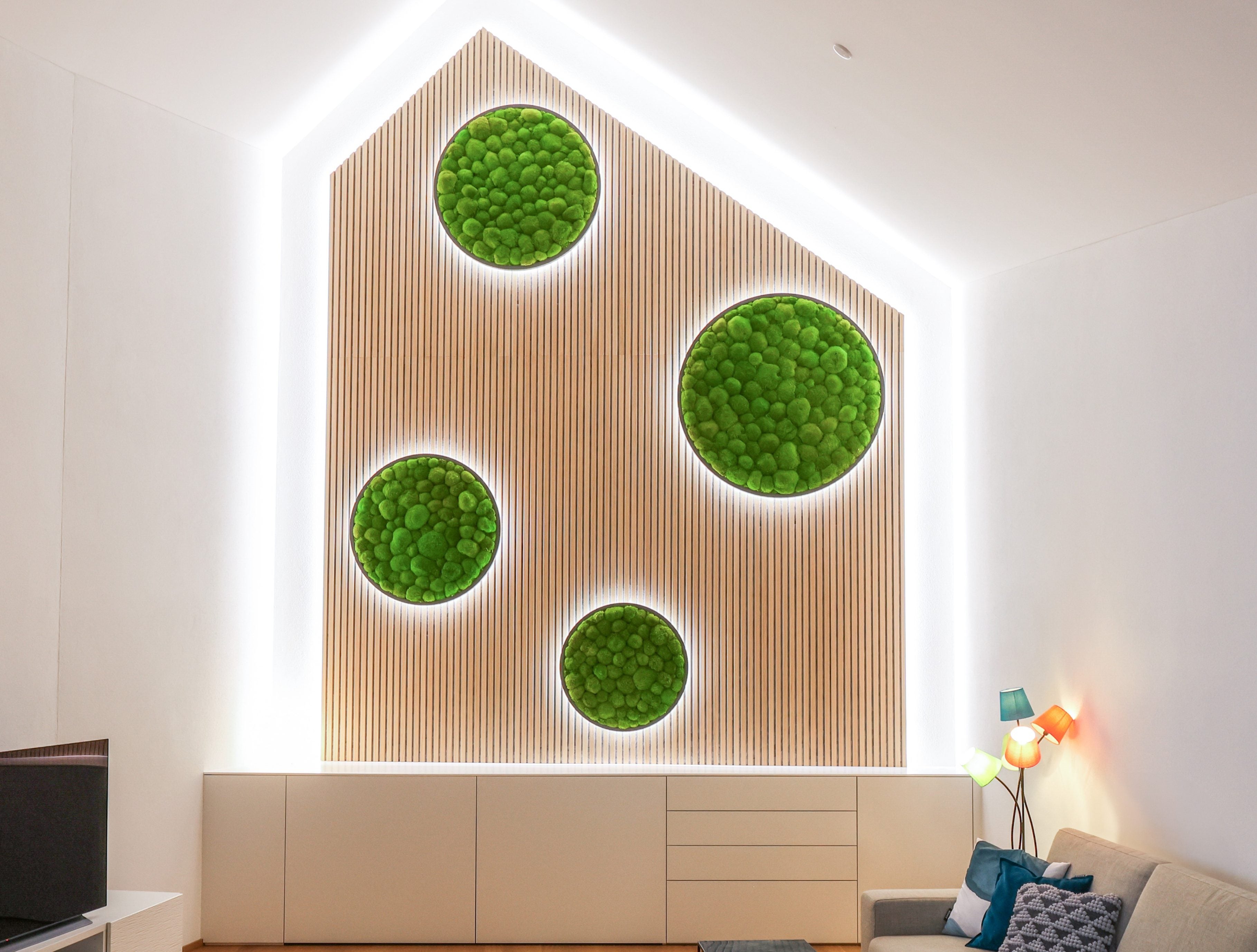 Runde Moosbilder und Holzpaneele in Wohnzimmer