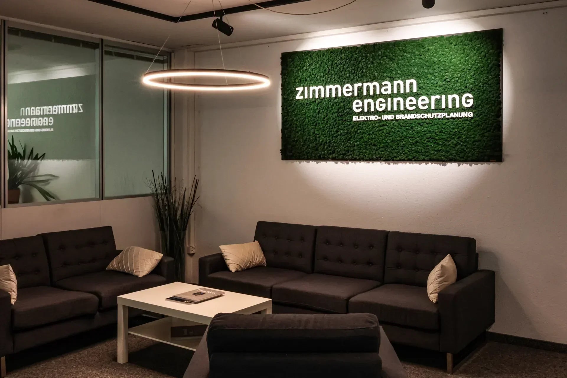 Islandmoosbild mit Firmenlogo in Empfangsbereich