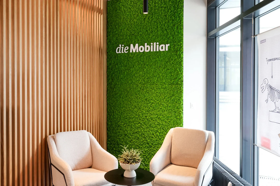 Islandmooswand mit Logo und Holzpaneelen bei Mobiliar