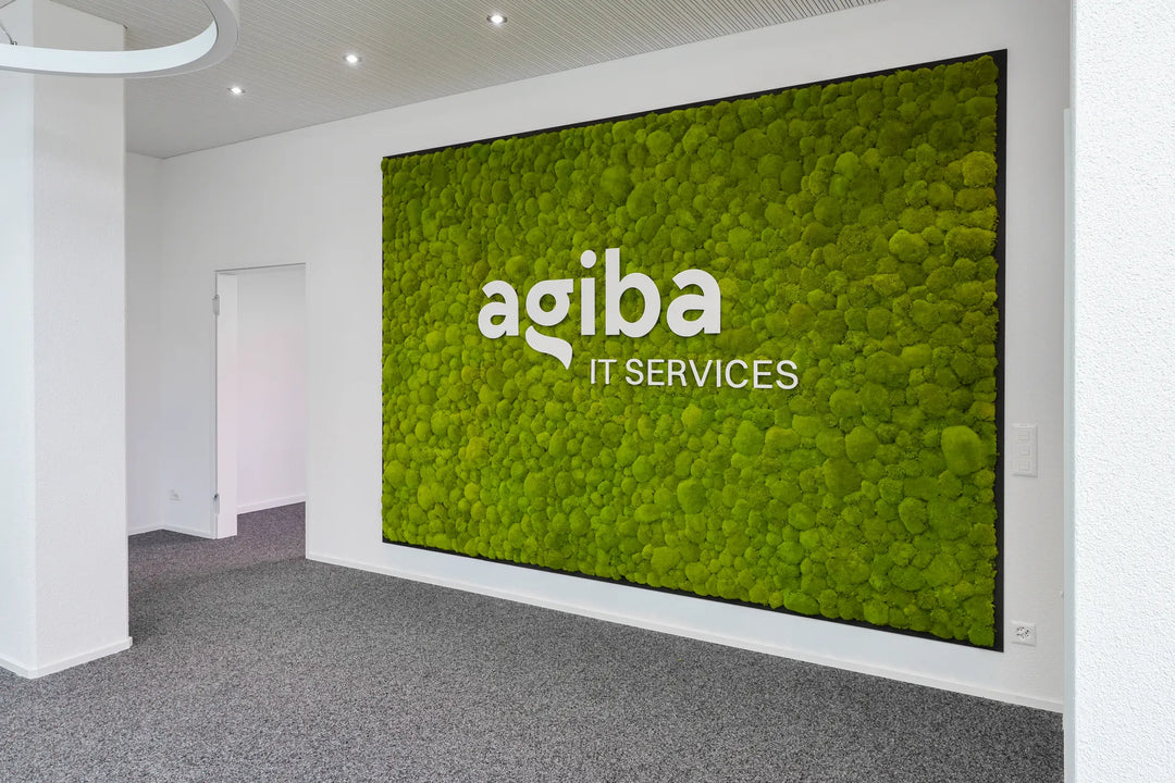 Kugelmooswand mit Logo im Eingangsbereich bei der AGIBA IT SERVICES AG
