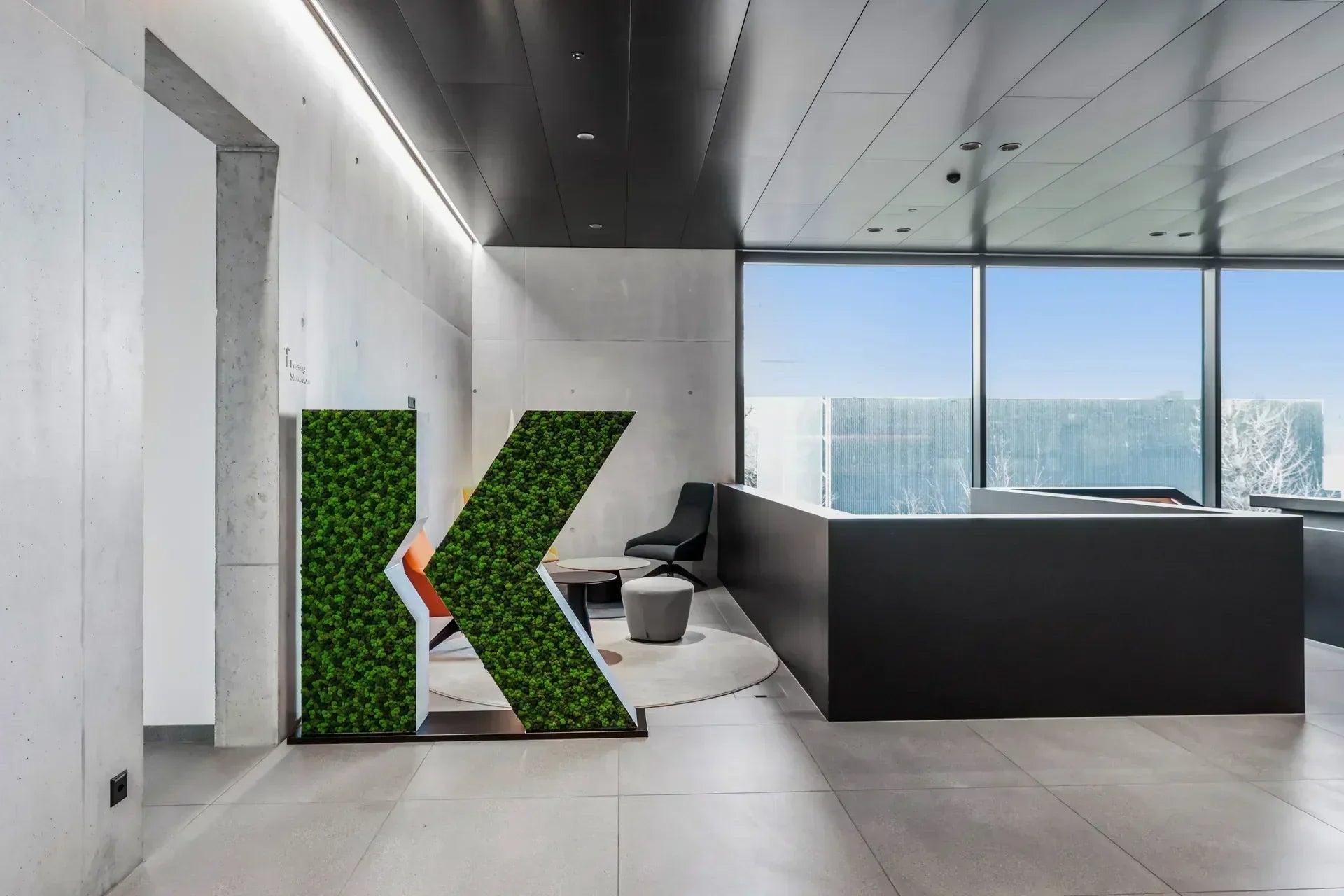 160 cm hoher Moosbuchstabe im Empfangsbereich 