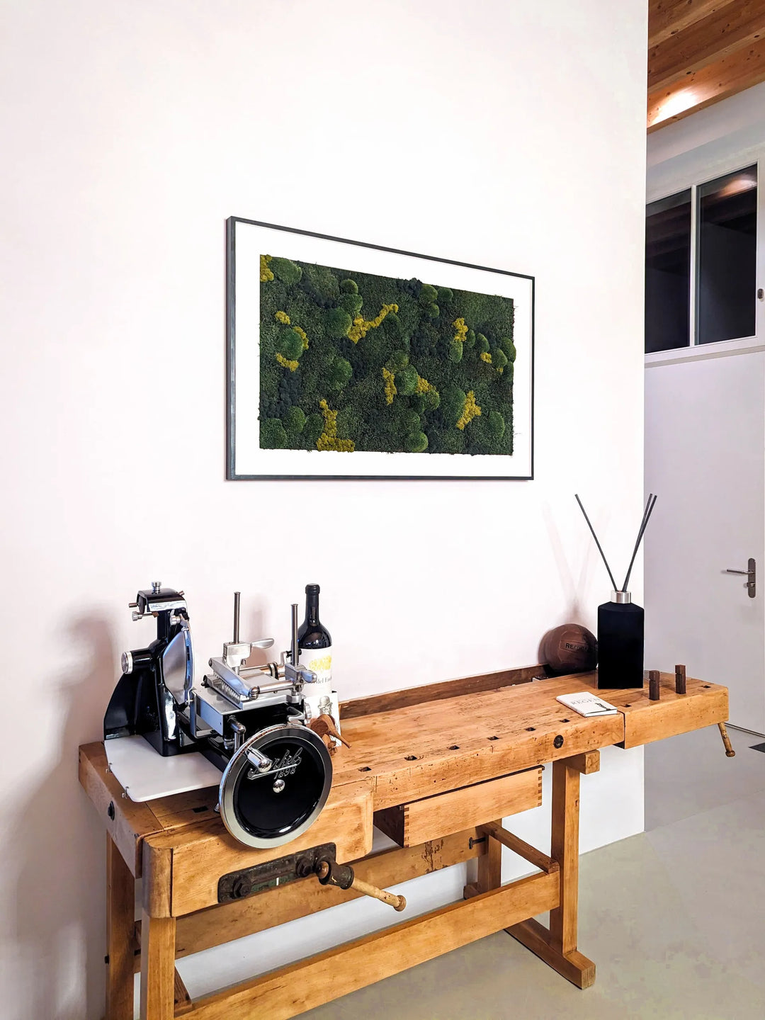 Feature-Bild: Wald-Kugelmoosbild mit Islandmoos, weissem Hintergrund und schwarzem Holzrahmen bei Privatkunde