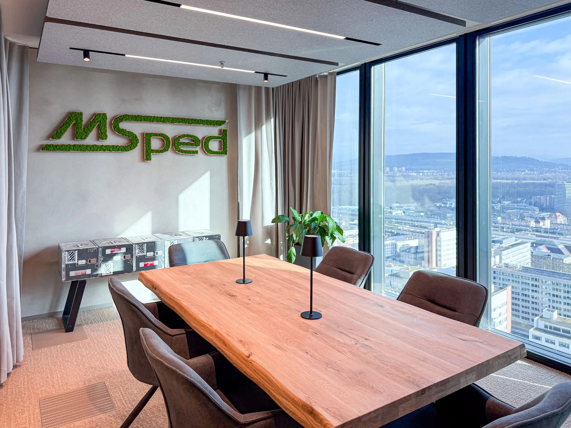 Firmenlogo aus Islandmoos in Pausenraum bei Marchese Spedition GmbH