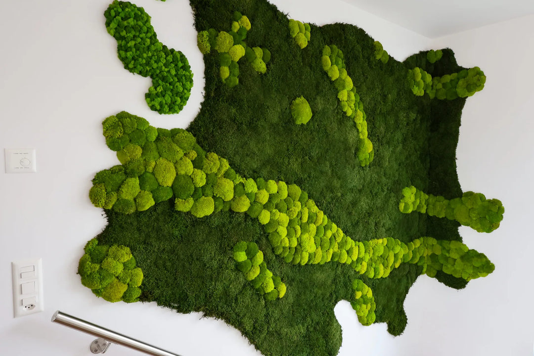 Speziell designte Mooswand in verschiedenen Moosarten und Grüntönen in Treppenhaus
