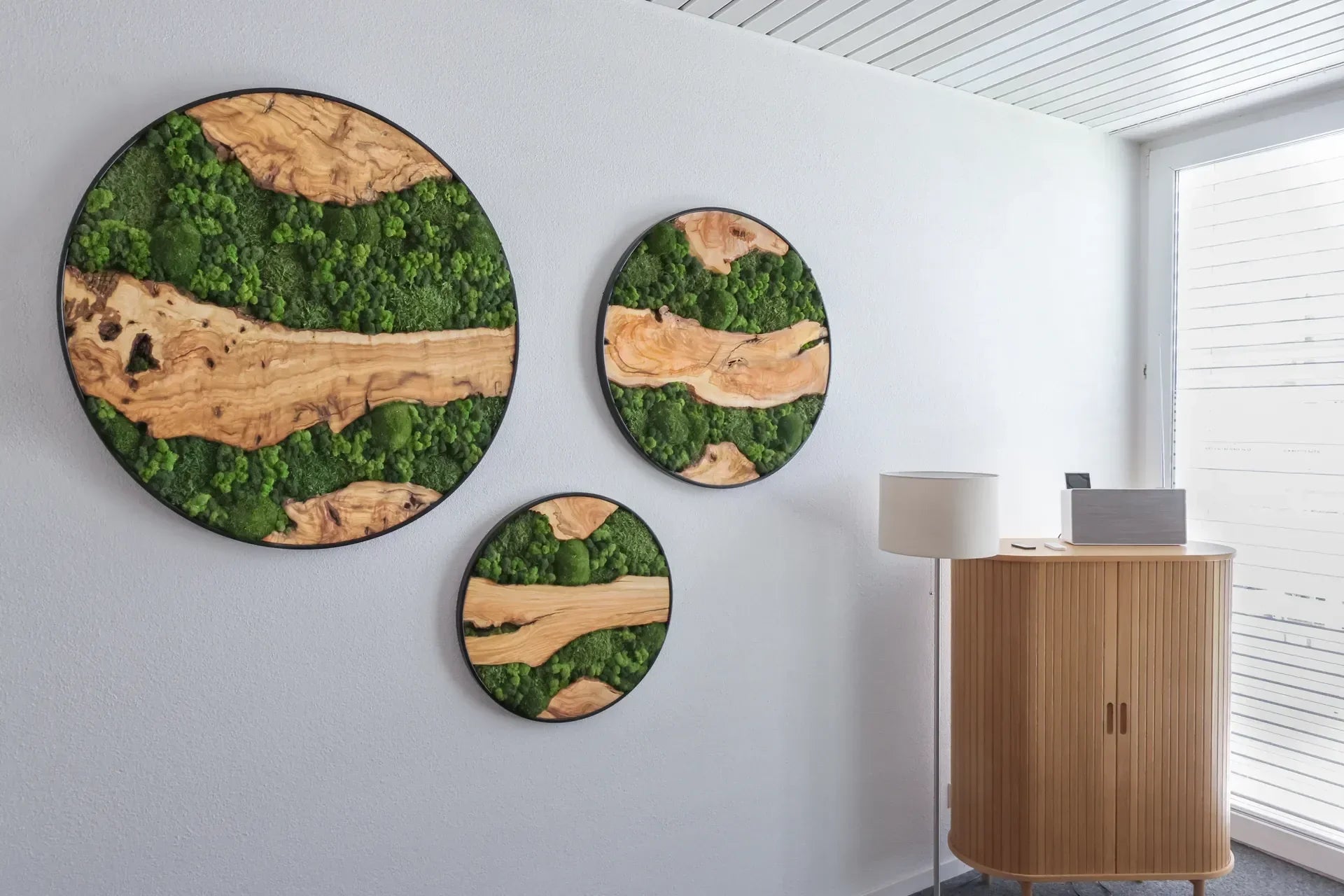 Olivenholz-Moosbilder in Ruheraum bei Mobiliar