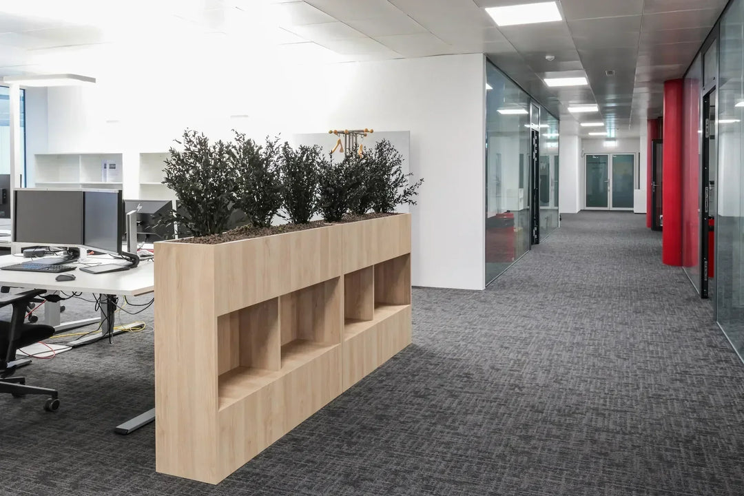 Raumteiler aus Holz mit konservierten Pflanzen in Grossraumbüro 