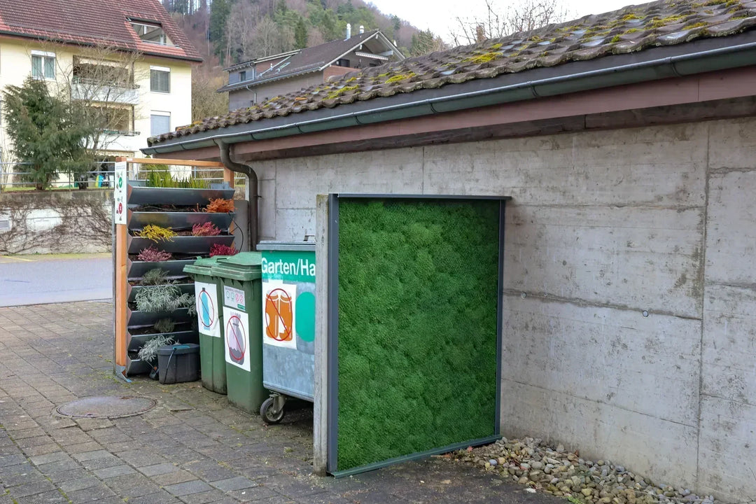 Aussen-Mooswand an Entsorgungsstelle
