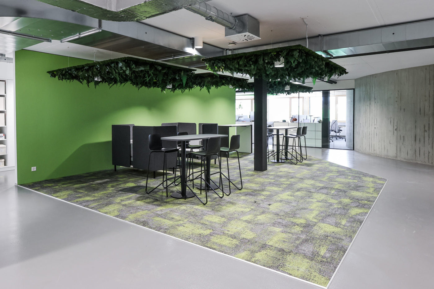Deckenpaneele aus Dschungelmoos im Social Space