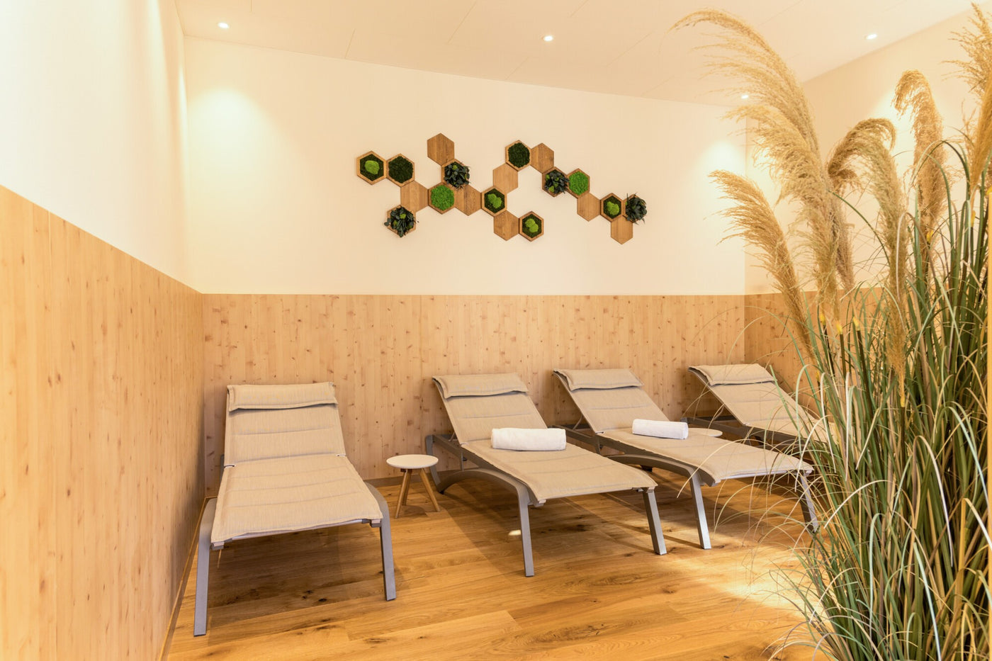 Feature Bild: Hexagon-Wandpaneele im Wellnessbereich des Hotel Terrace 