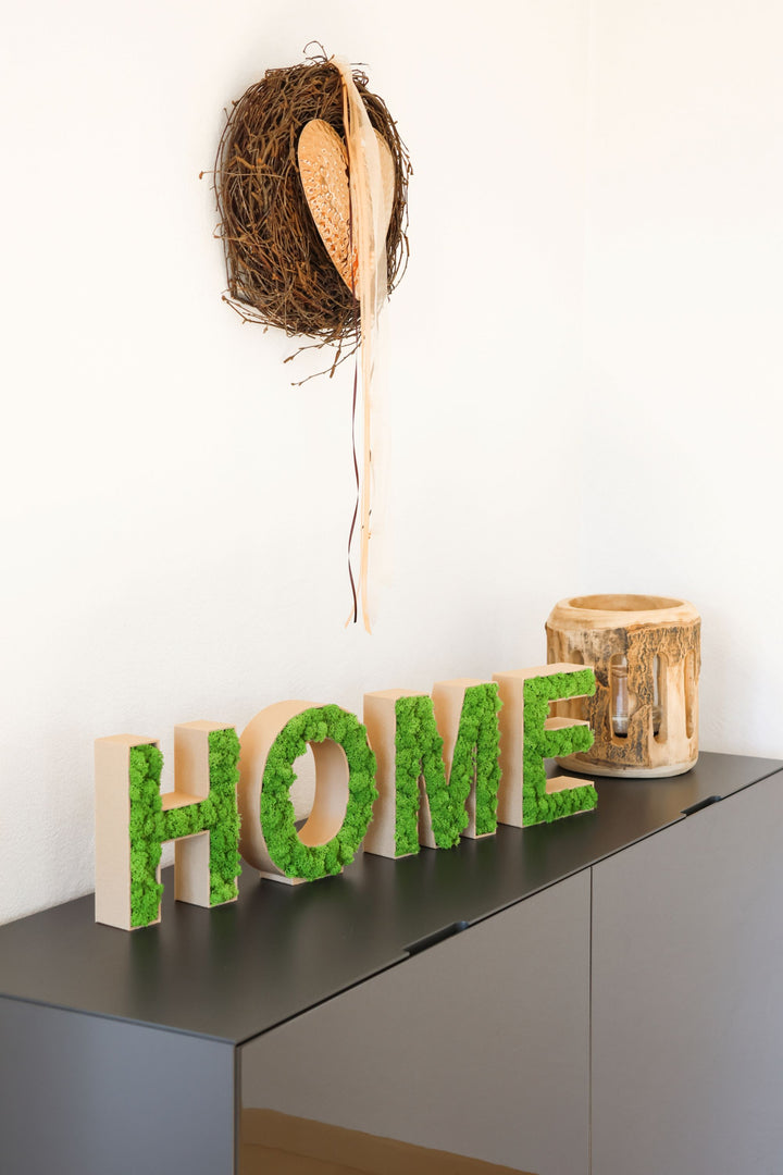 HOME Moosbuchstaben auf Sideboard 