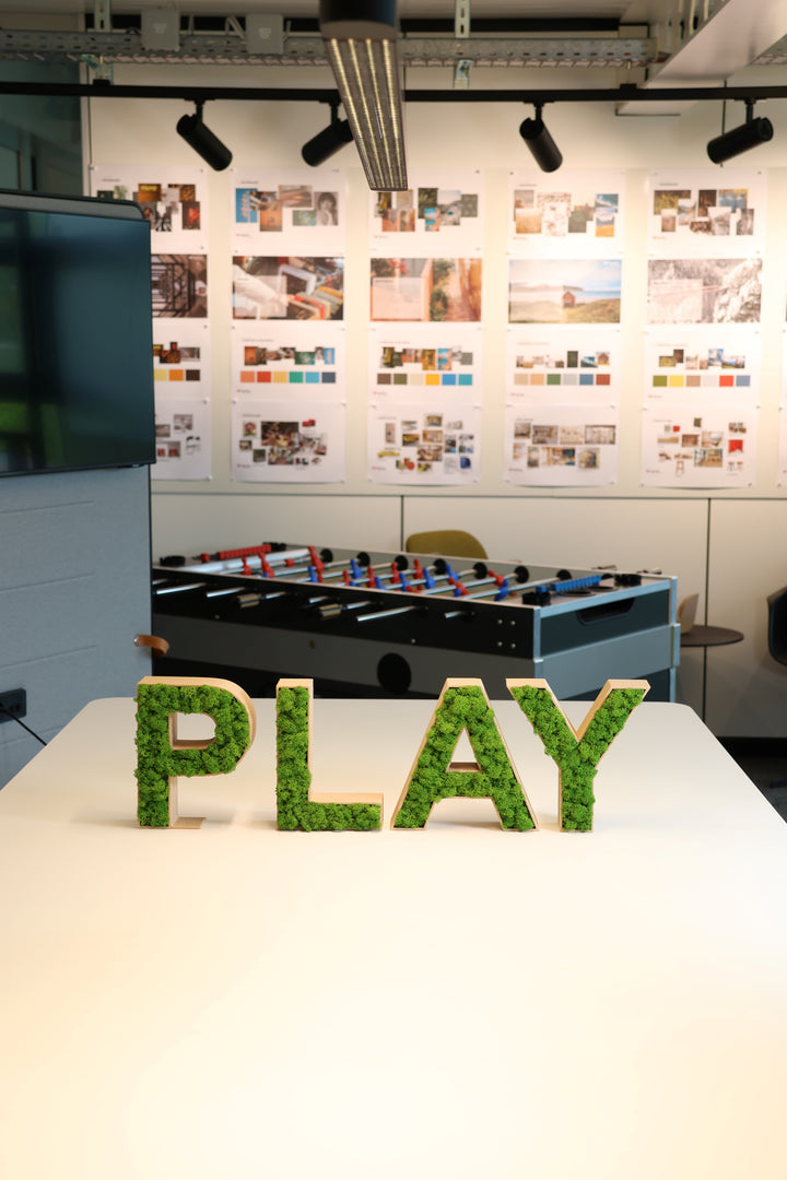 PLAY Moosbuchstaben in Büro