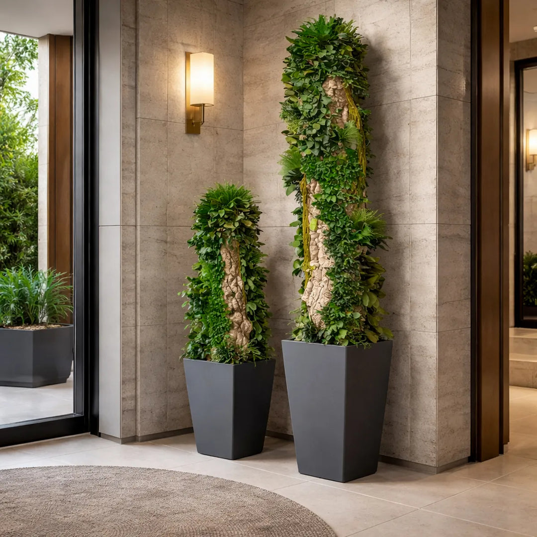 Naturstamm Wiese in Eingangsbereich im Hotel