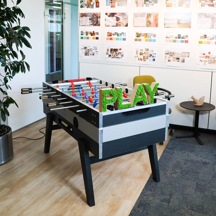 Moosbuchstaben PLAY in Büro