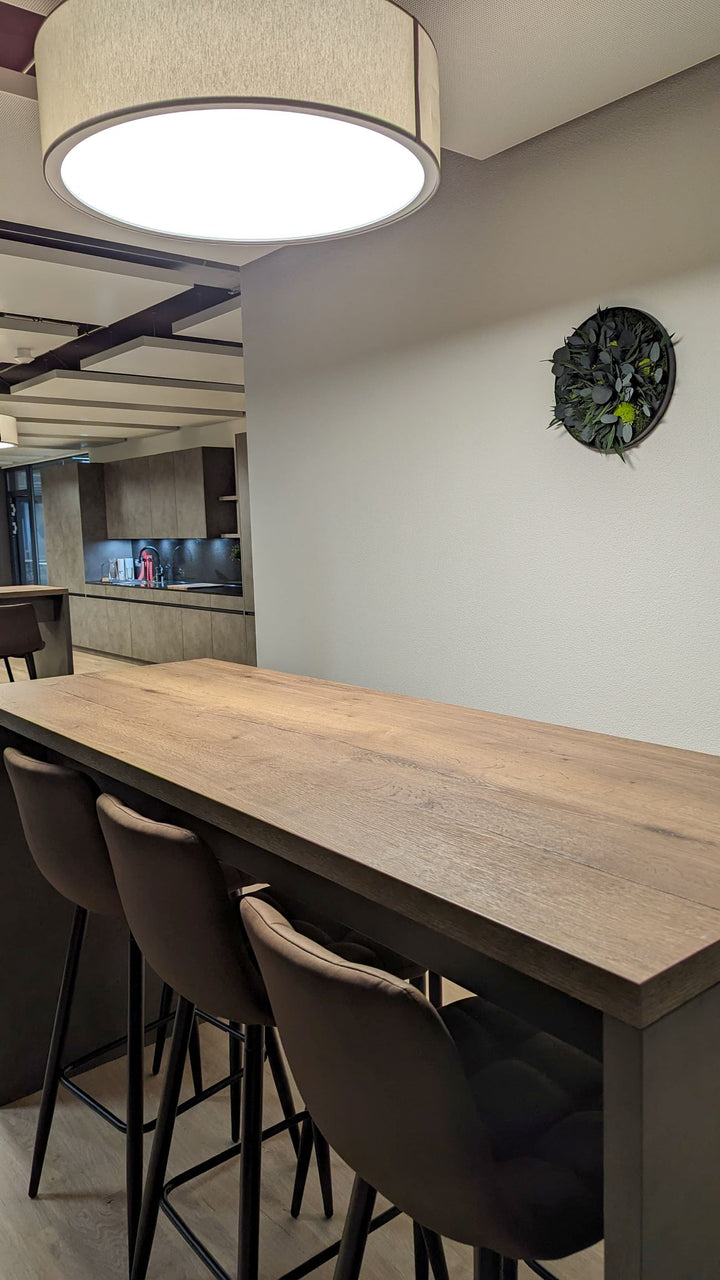 Pflanzenbild an Wand in Cafeteria