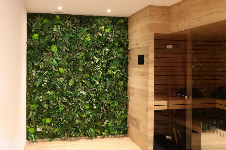 Pflanzenwand in privatem Wellnessbereich