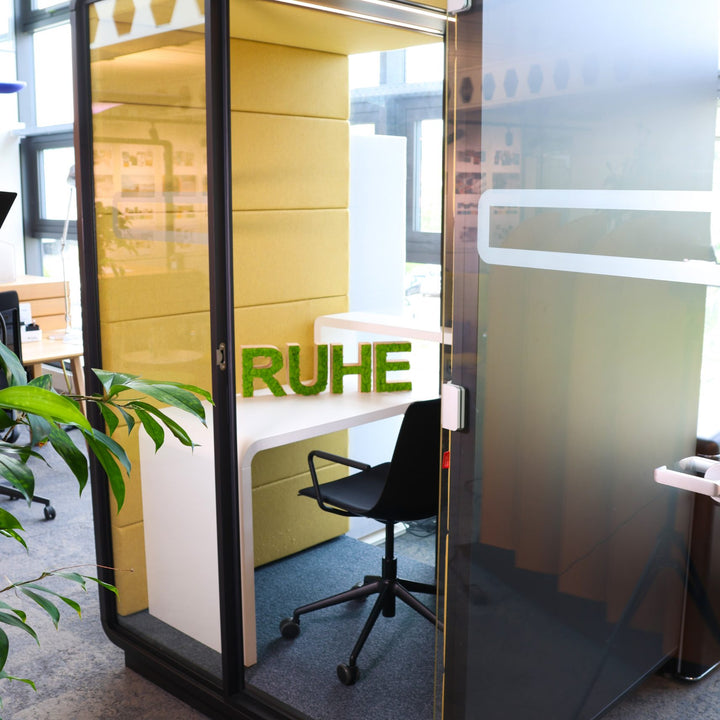 Moosbuchstaben Ruhe in Büro