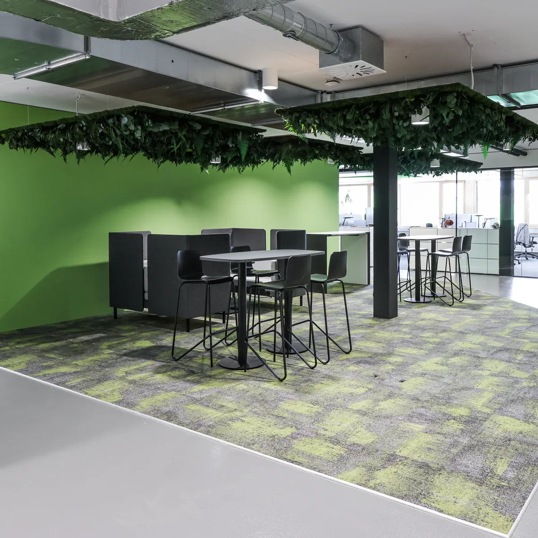 Deckensegel mit Dschungelmoos in Aufenthaltsraum