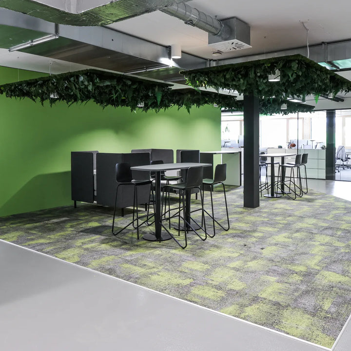 Deckensegel mit Dschungelmoos in Aufenthaltsraum