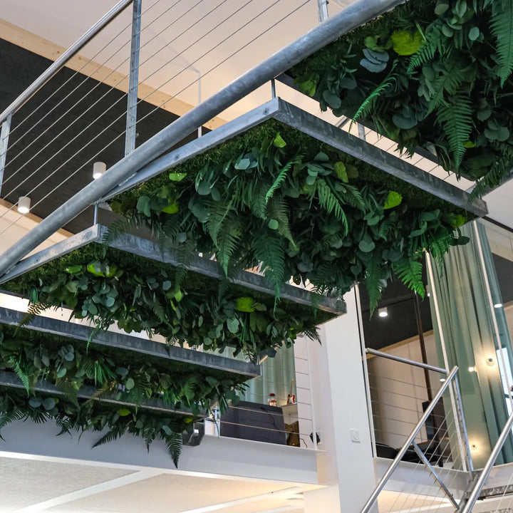 Dschungelmoos-Deckenpaneele unter Treppe