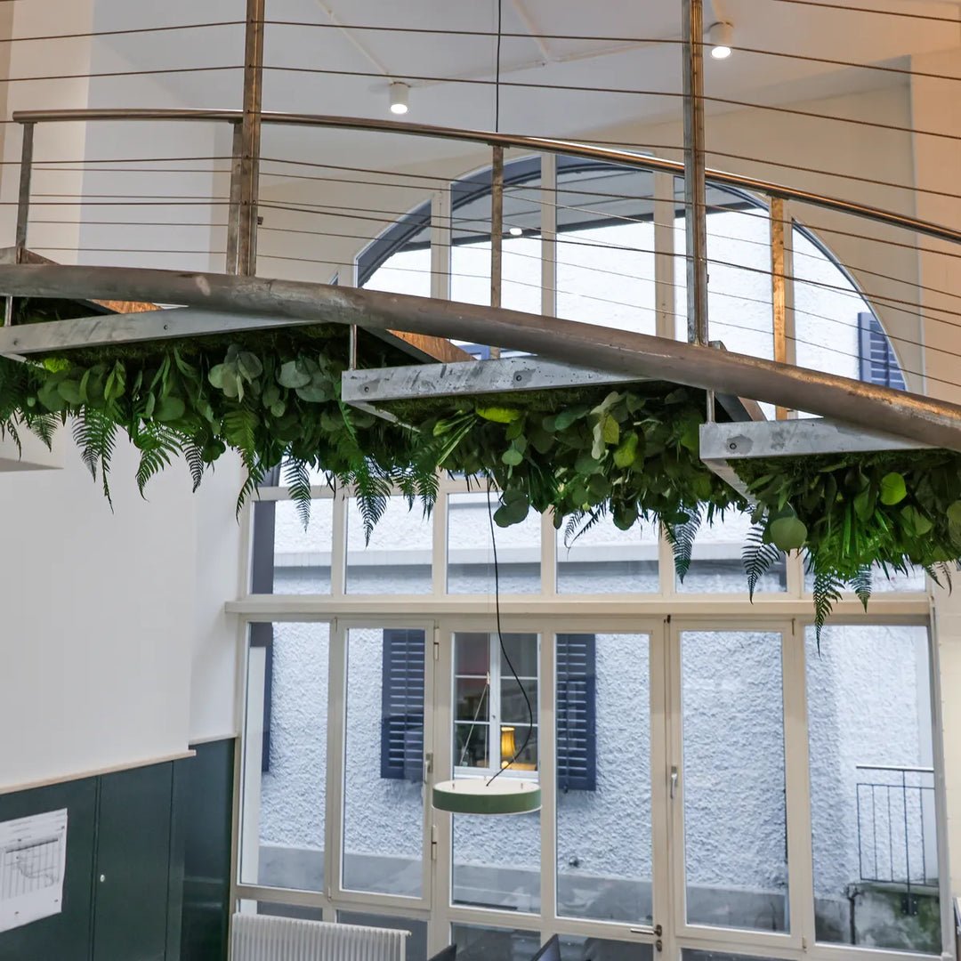 Dschungelmoos-Deckenpaneele unter Treppe Detailansicht