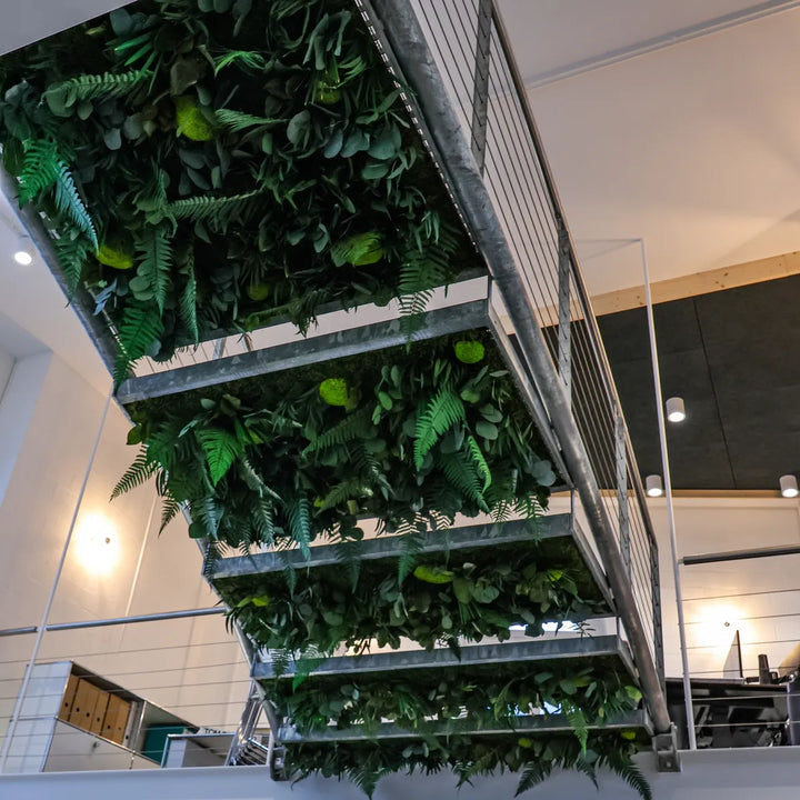 Dschungelmoos-Deckenpaneele unter Treppe in Architekturbüro
