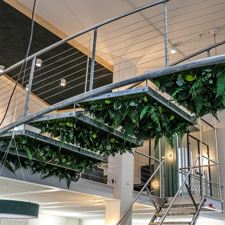 Dschungelmoos-Deckenpaneele unter Treppe in modernem Architekturbüro 