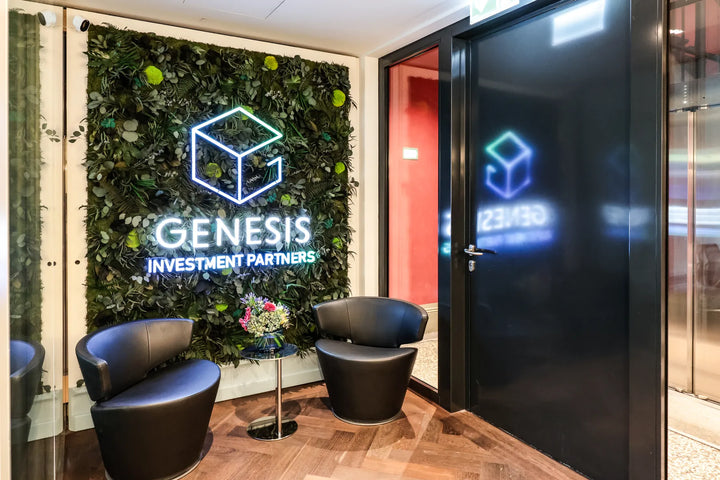 Dschungelmoosbild mit Neon-Firmenlogo im Empfangsbereich