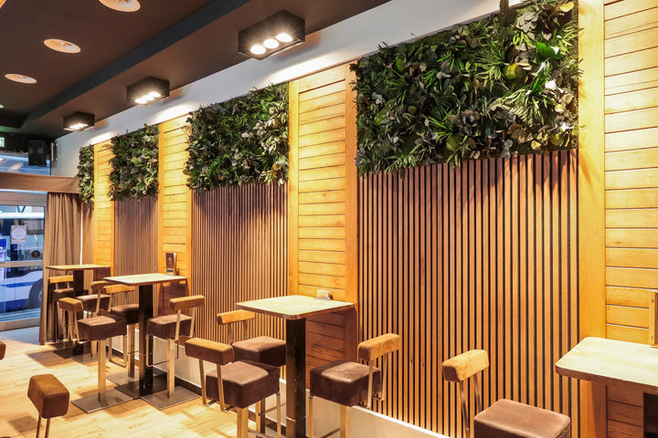 Dschungel-und Holzakustikpaneele-Wand in Bar