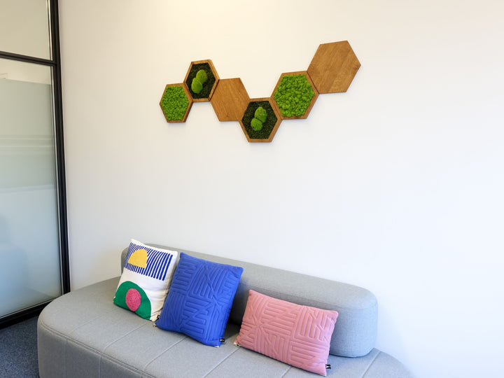 Hexagon-Wandpaneele in Loungebereich
