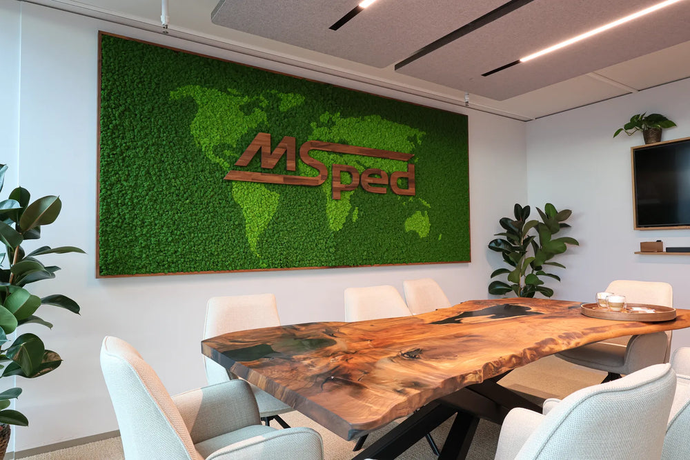 Islandmoosbild mit Weltkarten Design und Firmenlogo