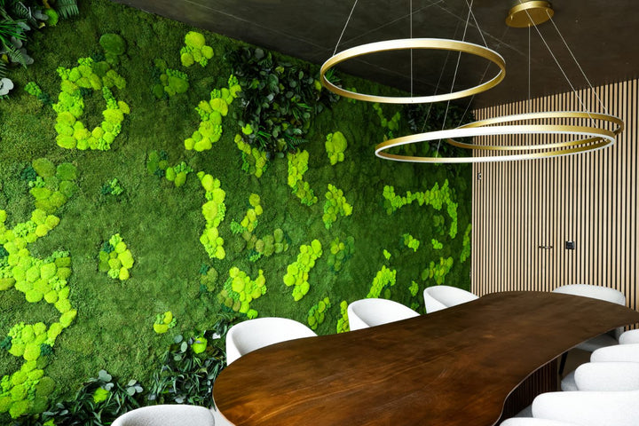 Wald-Kugelmooswand  mit Islandmoosakzenten und exotischen Dschungelblättern in Sitzungszimmer