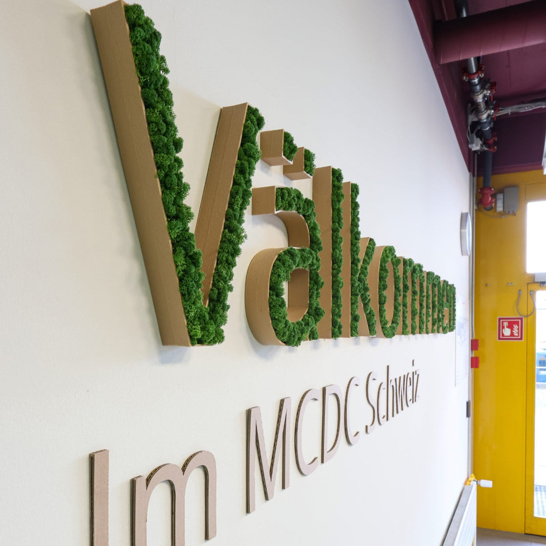 Moos-Schriftzug Vällkommen in Empfangsbereich IKEA