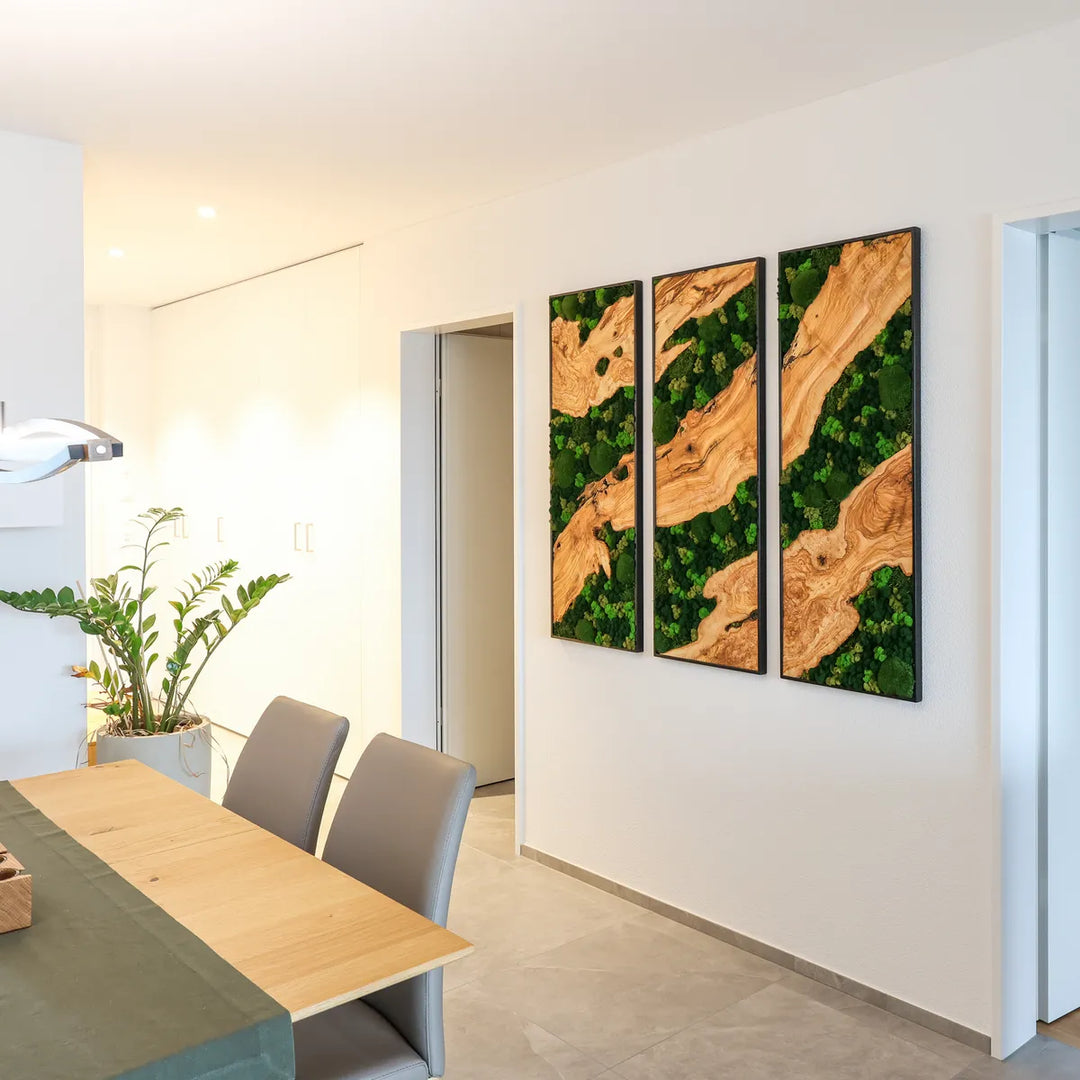 Moosbild mit Olivenholz Trio in Wohnzimmer bei Kunde