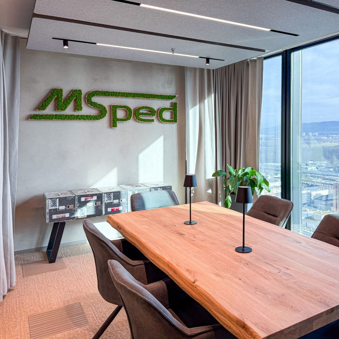 Mooslogo mit Islandmoos und Eichenholz in Sitzungszimmer