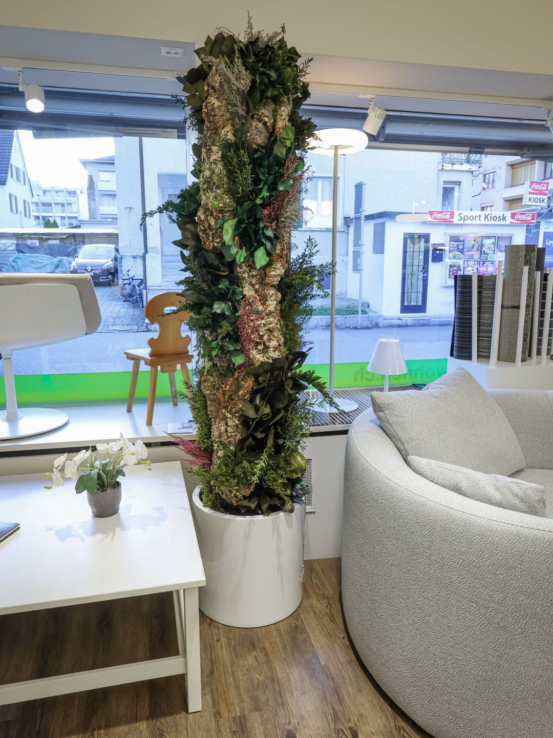 Naturstamm Wald in Möbelgeschäft-Showroom