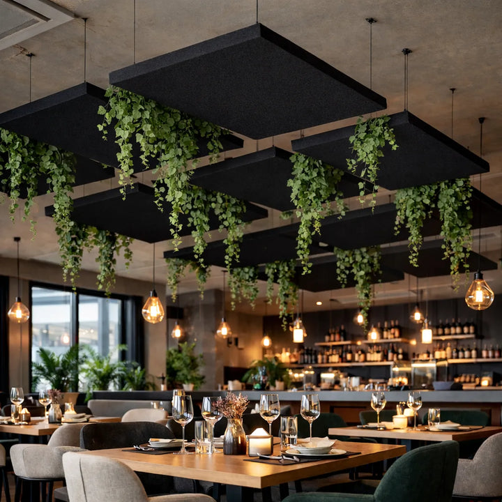 Deckensegel in Restaurant mit Effeublätter