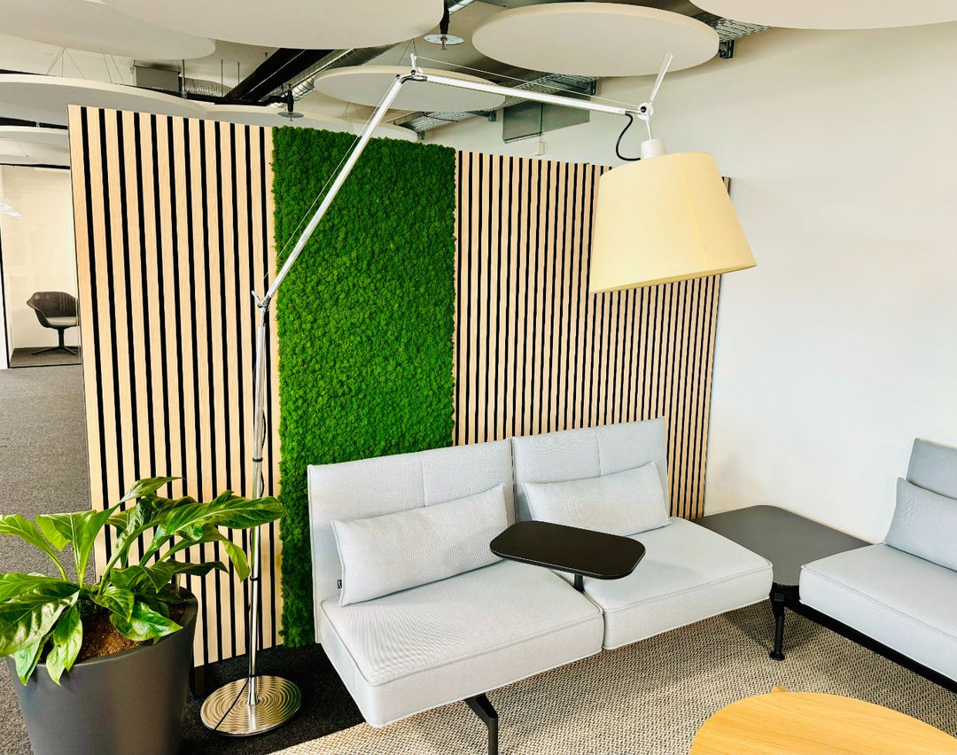 Raumtrenner mit Islandmoos und Akustikholzpaneelen