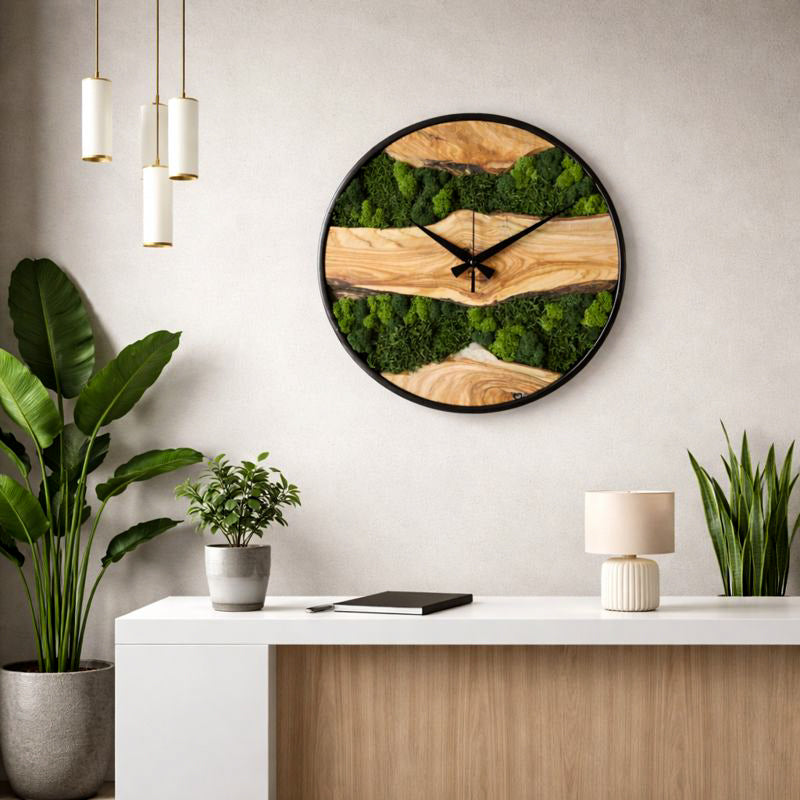 Wanduhr mit Moos und Olivenholz in Empfangsbereich
